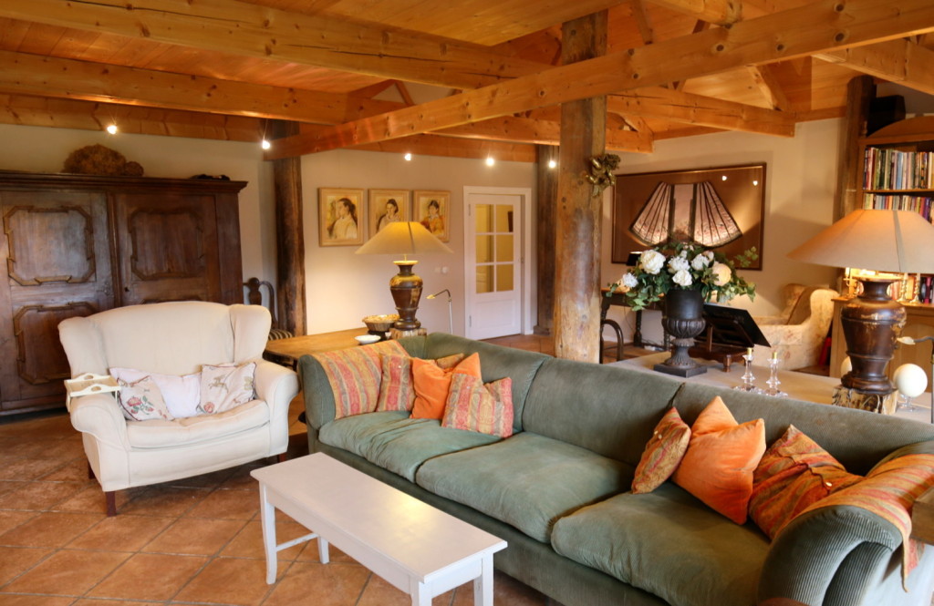 http://www.woontrendz.nl/wp-content/uploads/2014/08/Woontrendz-landelijke-woonkamer-houten-plafond-1024x665.jpg