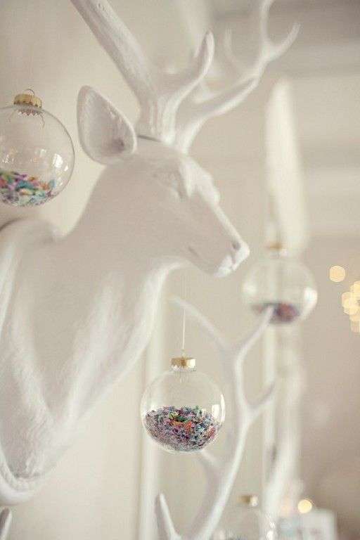 Witte hertenkop met kerstdecoratie -