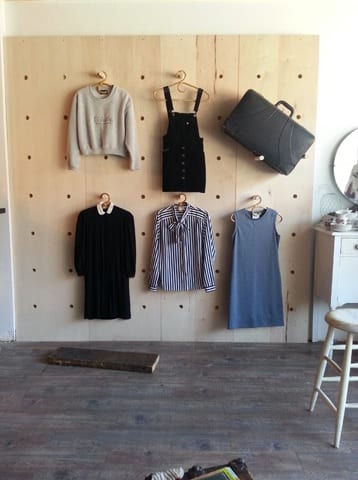 Kleding aan de muur
