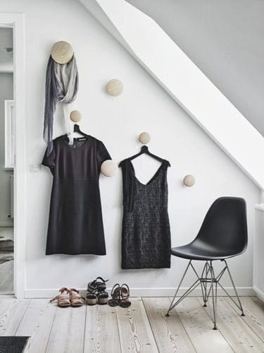 Kleding aan haken aan de wand