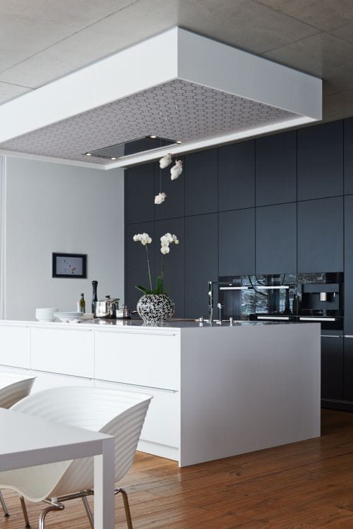 Kookeiland witte keuken met zwarte kasten