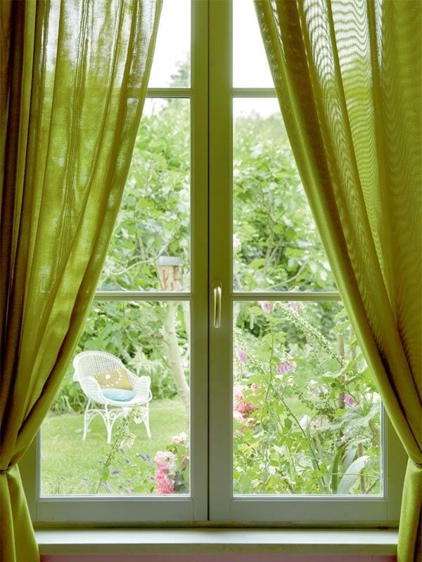 Slaapkamer met groene gordijnen