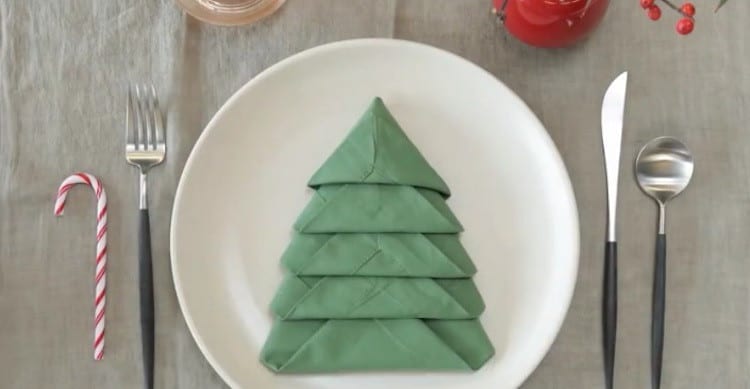 Verras je familie met een servet gevouwen als kerstboom - Woontrendz