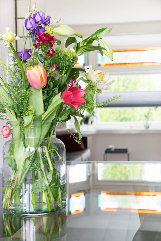 Bloemen op tafel bij Mark & Hiske