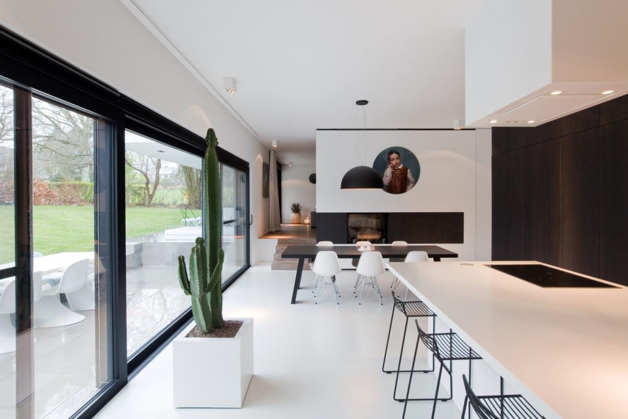 Witte gietvloer in modern interieur