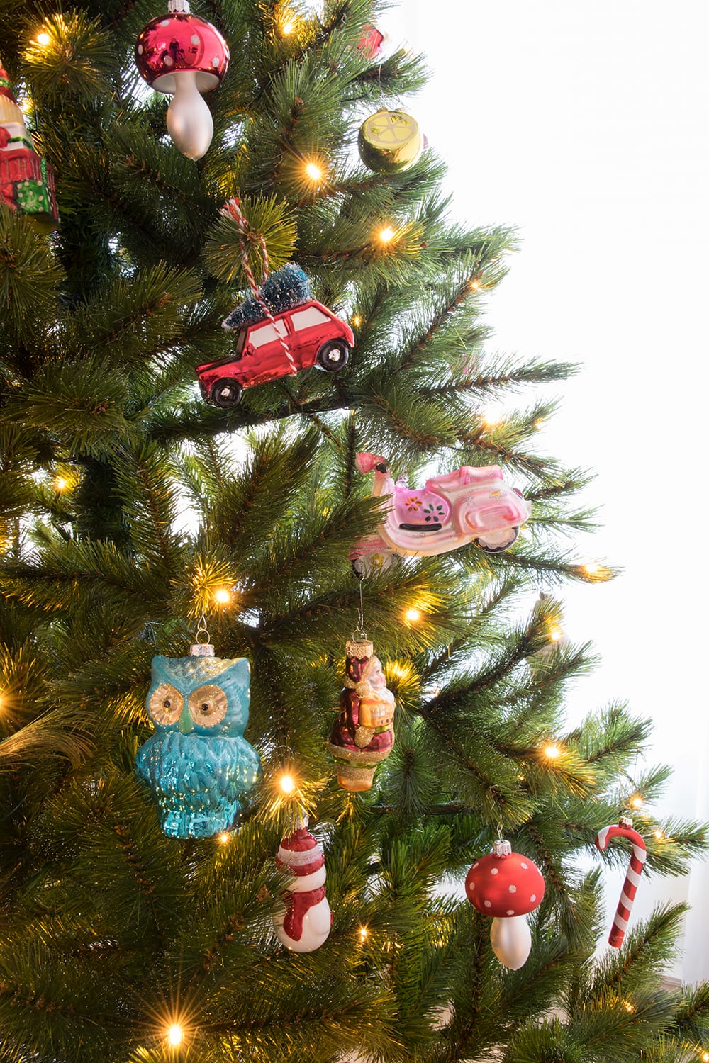 Kerstboom met kerstbal figuren