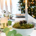 Schaal met kerstdecoratie voor de eettafel