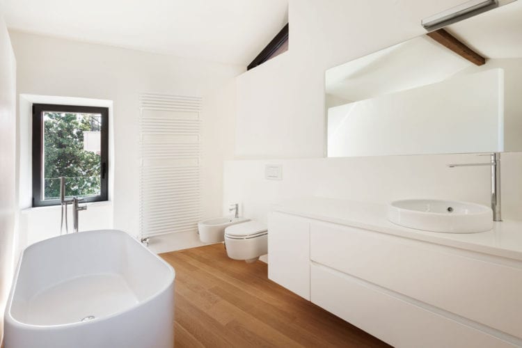 Badkamer met parket of laminaat