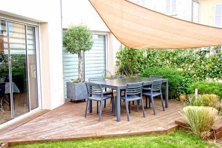 Terras in tuin met vlonderplanken