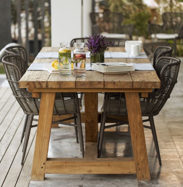 Houten tuintafel met zwarte stoelen