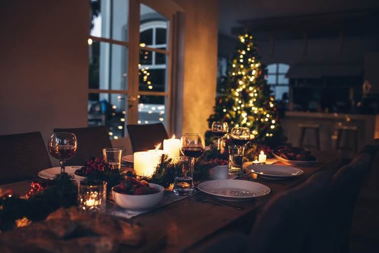 Kerstboom verlicht bij kerstdiner