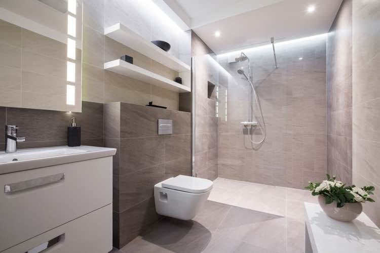 Badkamer met inloopdouche met glazen wand