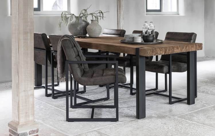 Eettafel van hout met grijze poten