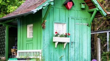 Groen tuinhuisje met vogelhuisjes