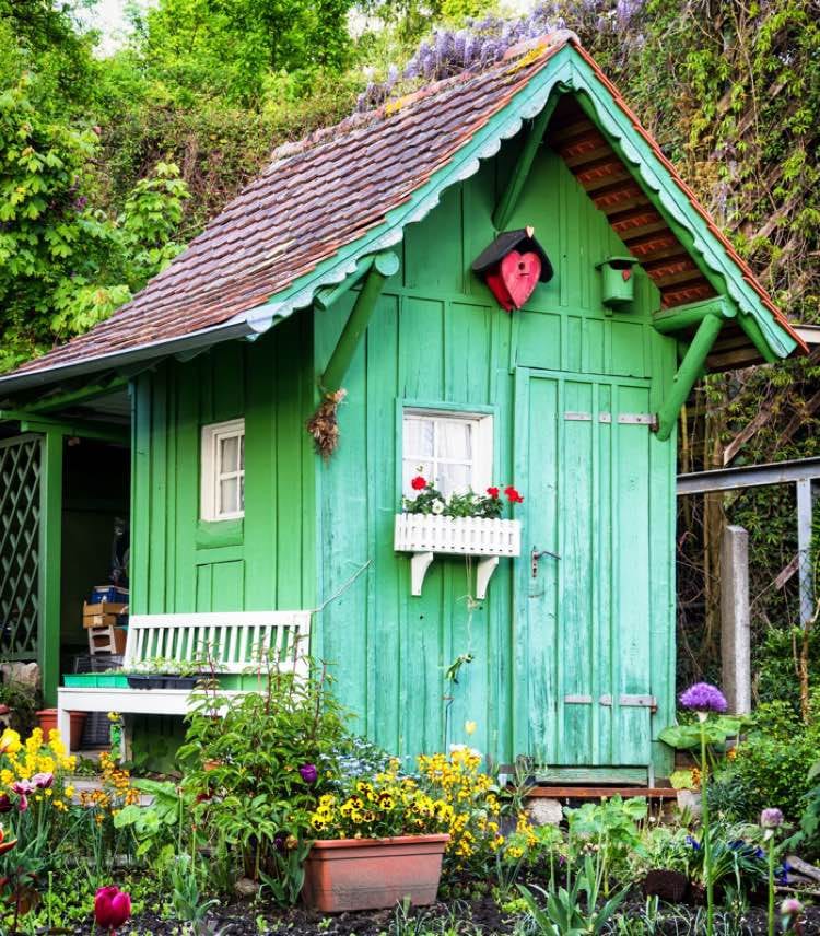 Groen tuinhuisje met vogelhuisjes