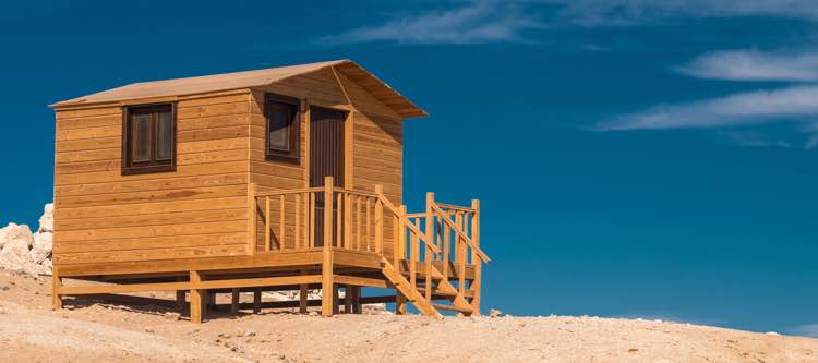 Houten chalet op het strand