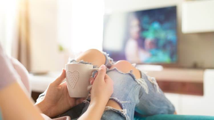 Tv kijken met kop thee