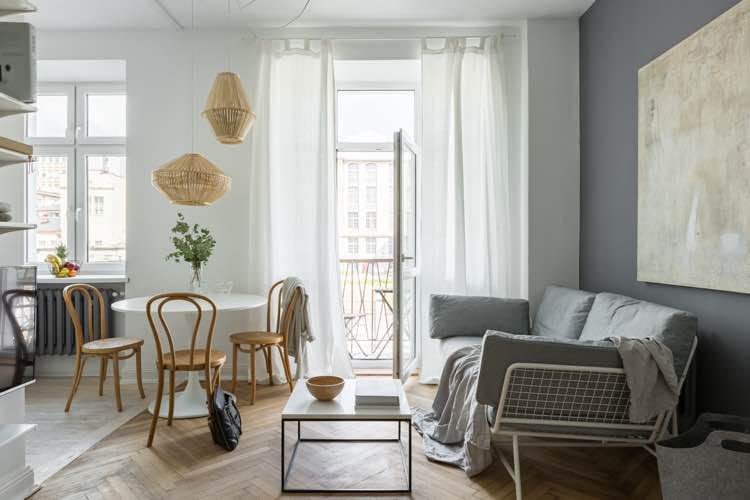 Woonkamer met openstaande balkondeur