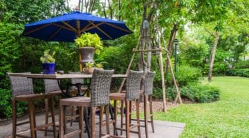 Tuintafel set met blauwe parasol