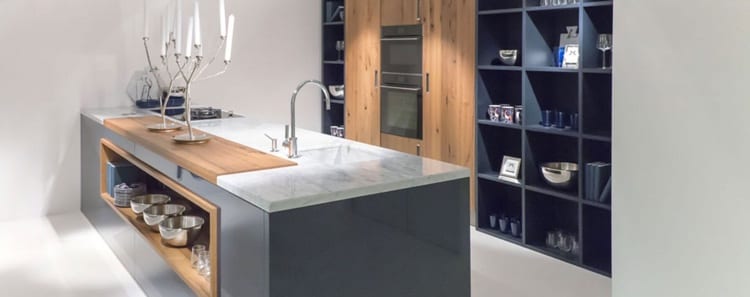 Houten moderne keuken met blauw